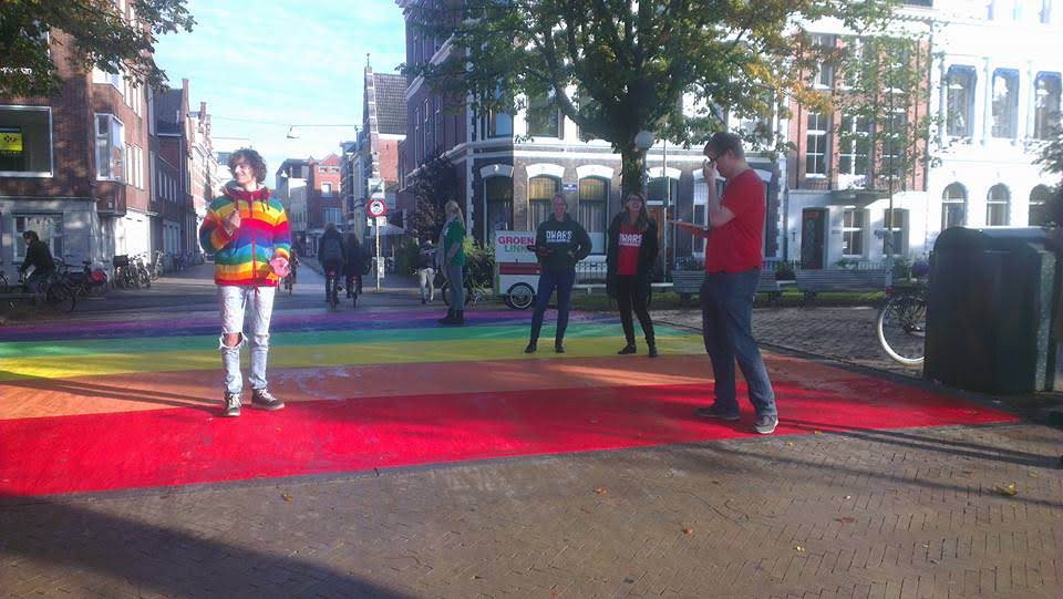 Teun(tje) bij de opening van het Regenboogzebrapad